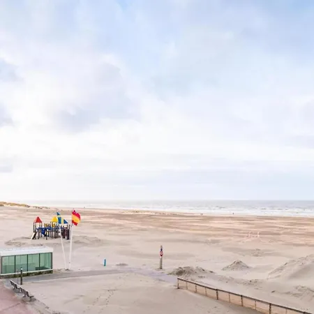 With Garage For 4 People, Cleaning Included Oostduinkerke